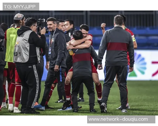 卓尔与建业激战正酣现场比分实时更新精彩瞬间回顾